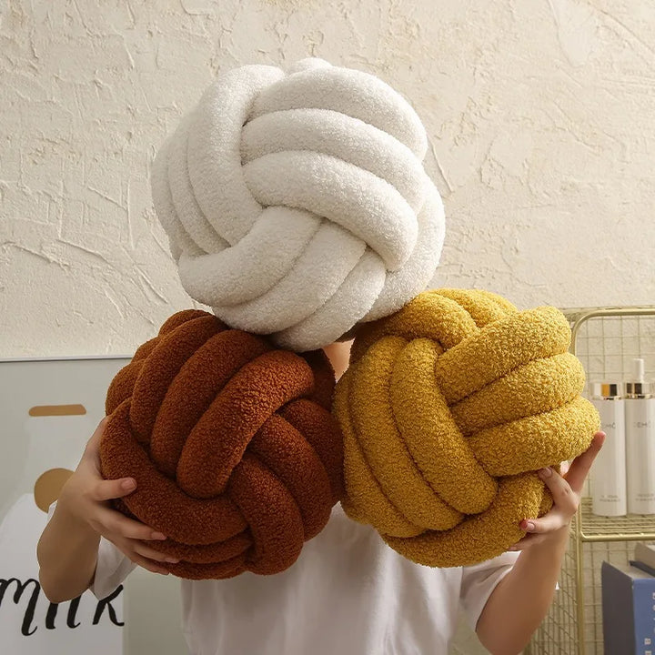 BowLift | Throw Pillow - Cozy - Hand-knotted Ball - Sheepskin