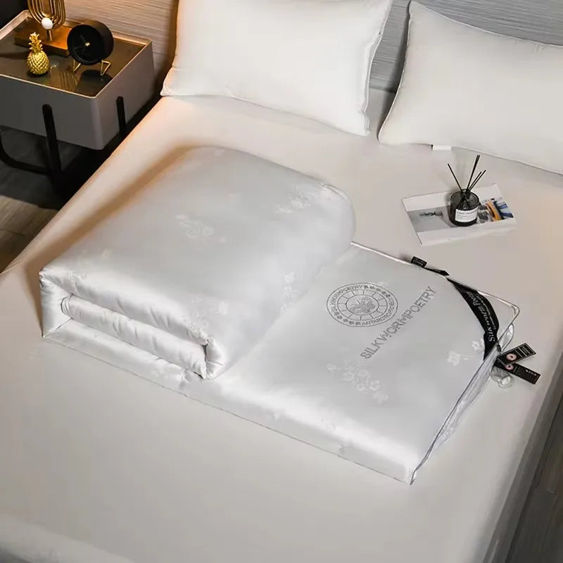 BowLift | Luxury Winter Duvet made of 100% Mulberry Silk