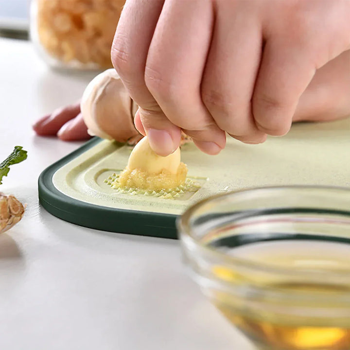 BowLift | Practical cutting board with garlic mill