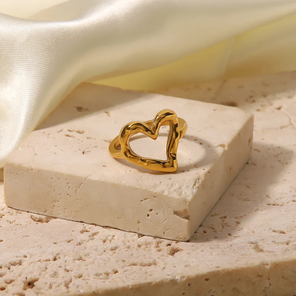 BowLift | 18k Melted Heart Ring
