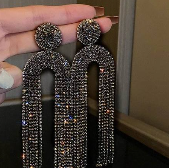 Breathtaking Statement Earrings | Give your Outfit the Perfect Touch Bowlift