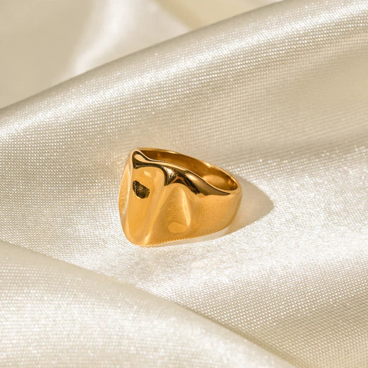 BowLift | Wide Wave Textured Ring