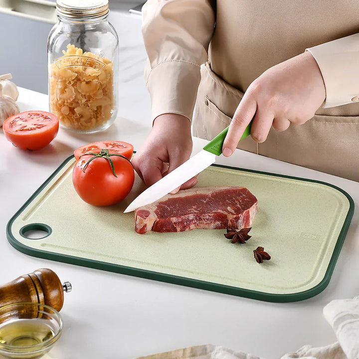BowLift | Practical cutting board with garlic mill