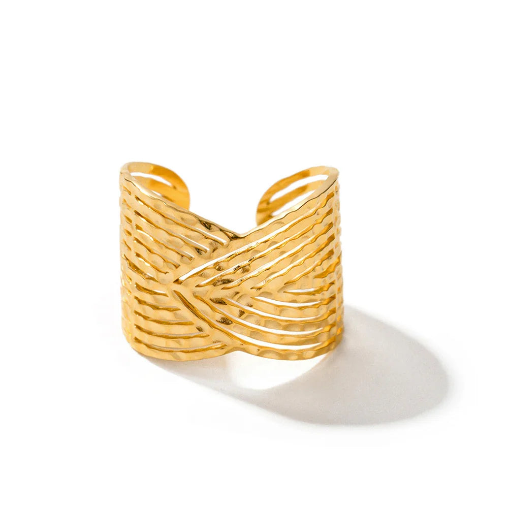 BowLift | 18k Elegant Wide Triangular Connect Ring
