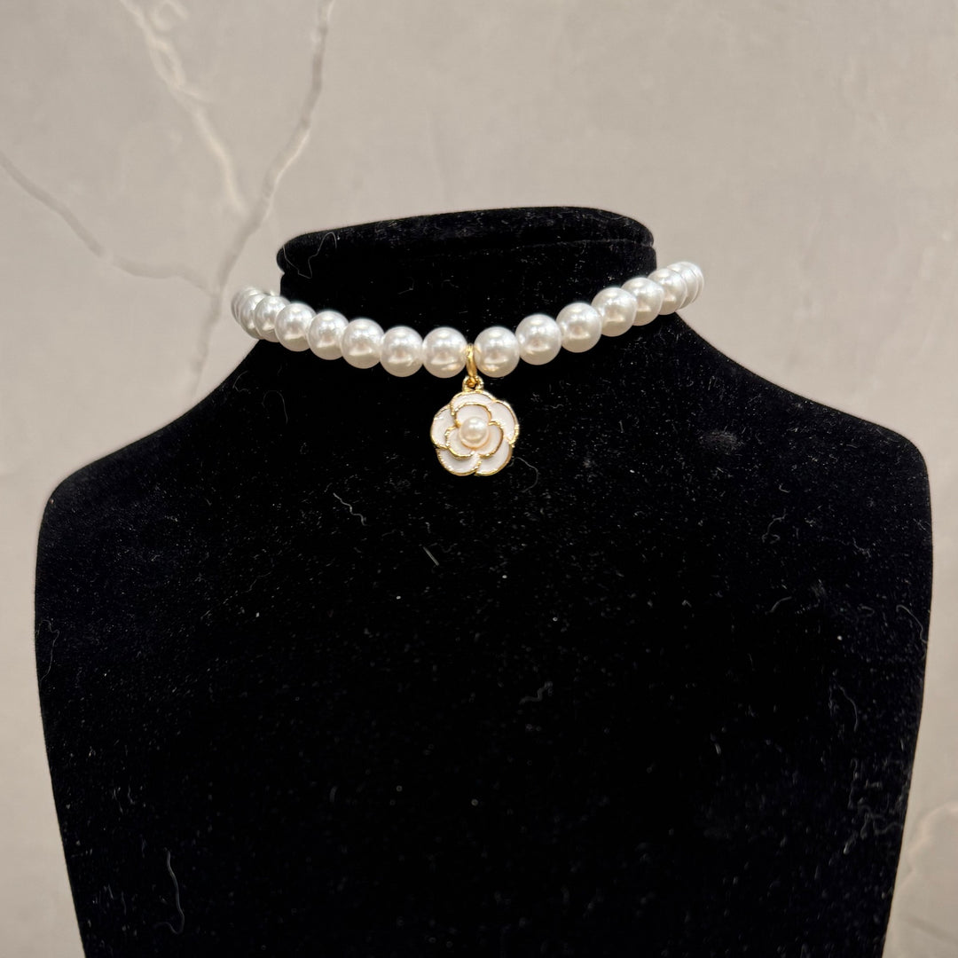 Metal collar with pearls and geometric design