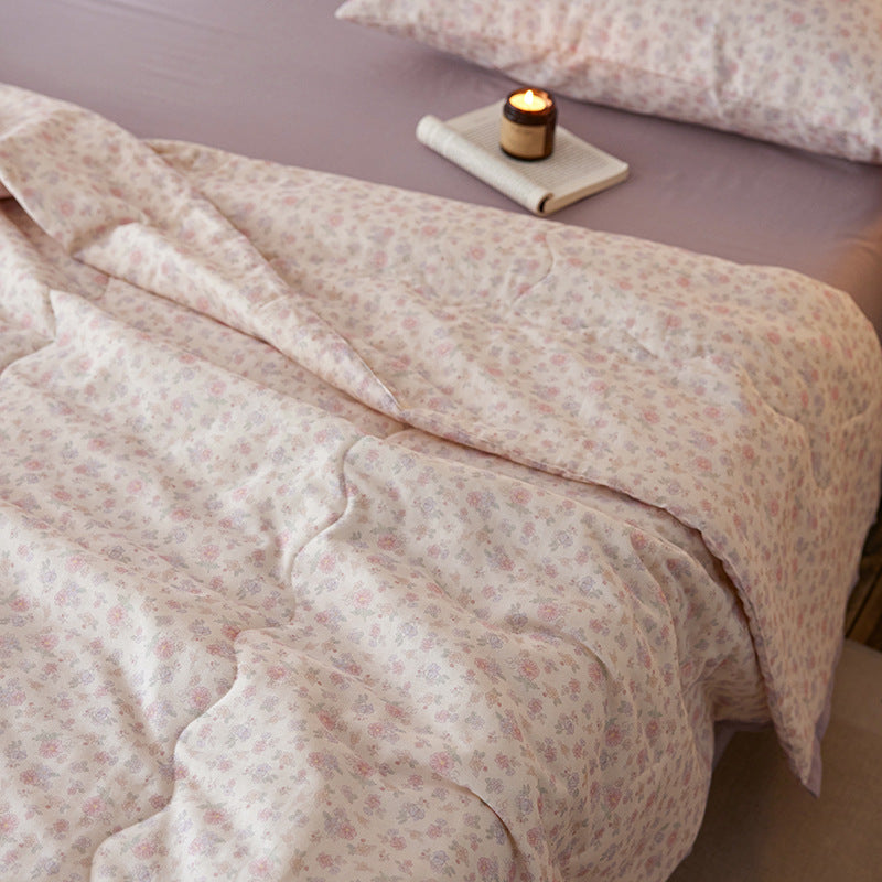 Summer blanket made of cotton and polyester fiber