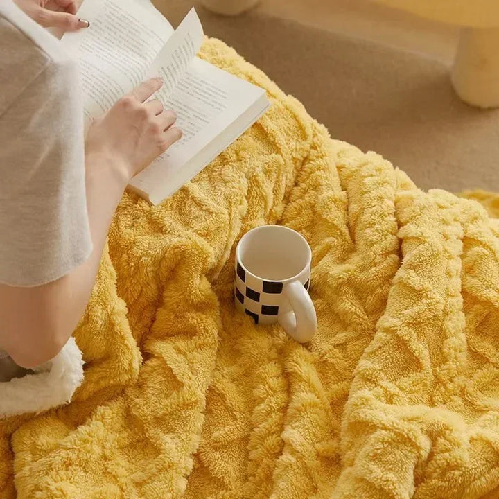 BowLift | Stylish Winter Blanket Made of Thick Lamb's Wool with an Elegant Accent