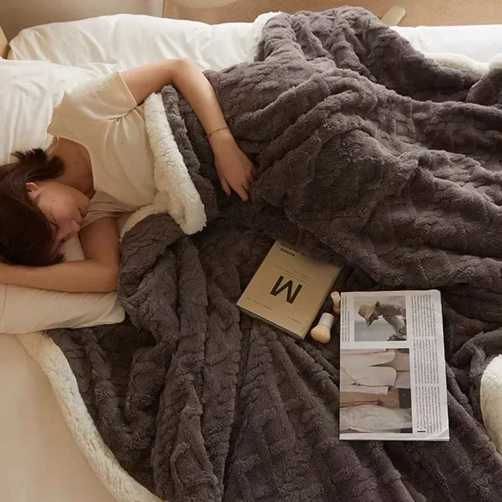 BowLift | Stylish Winter Blanket Made of Thick Lamb's Wool with an Elegant Accent