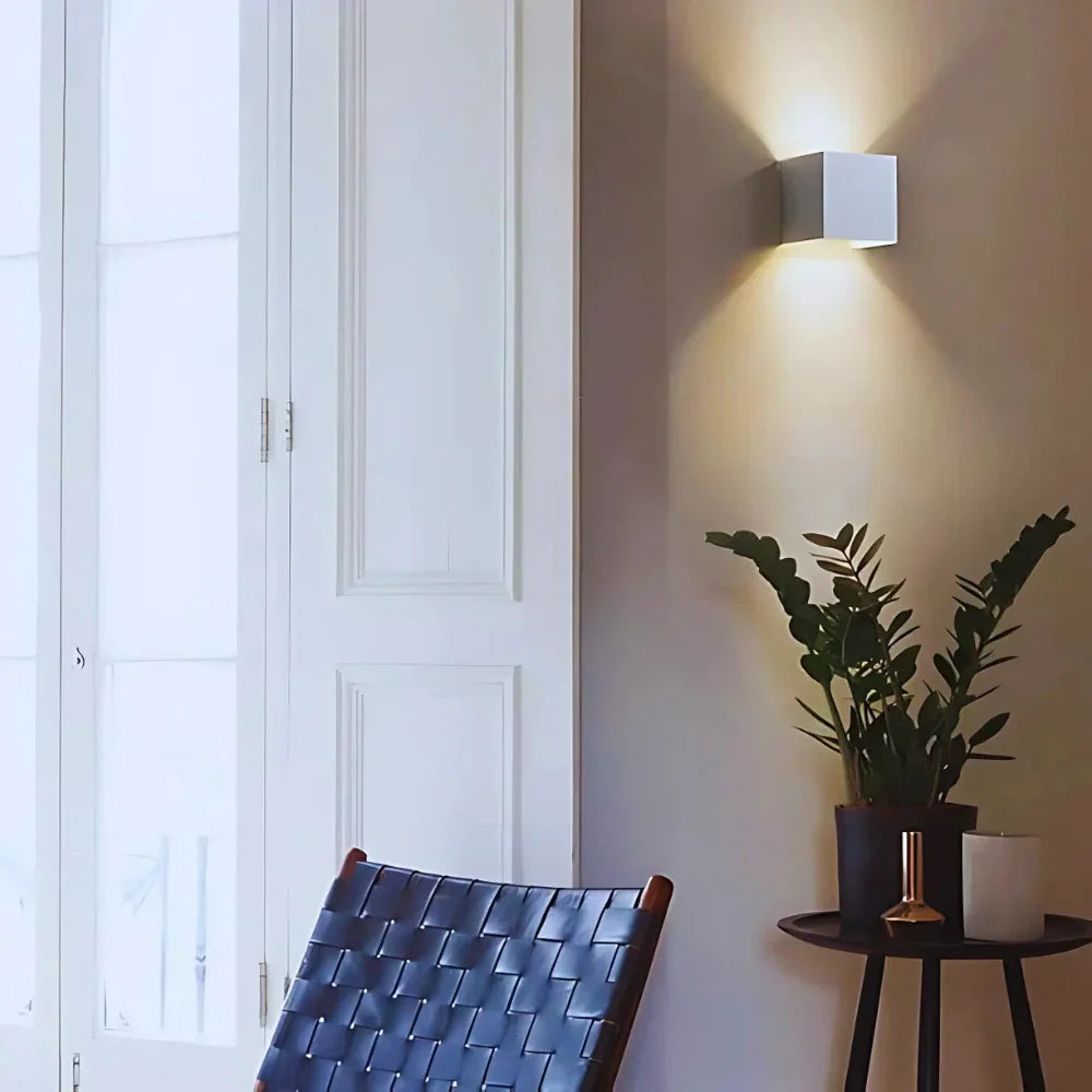 BowLift | Wall Light Black Aluminium Adjustable Cube LED