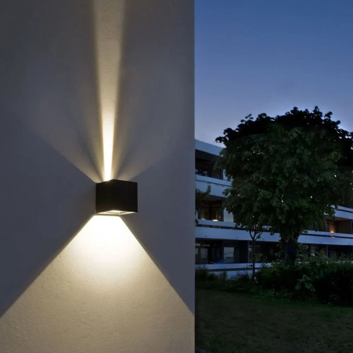 BowLift | Wall Light Black Aluminium Adjustable Cube LED